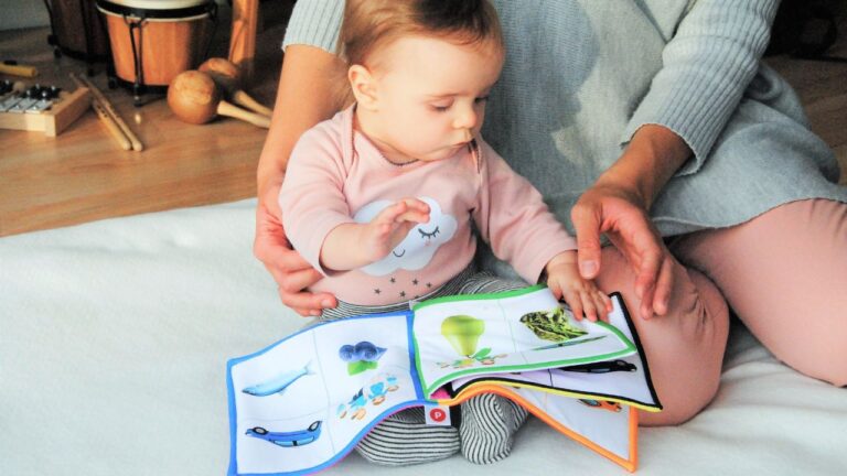 Przewodnik po zabawkach sensorycznych i ich znaczeniu dla rozwoju dziecka.