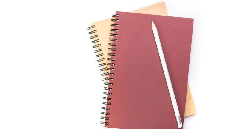 Jak wybrać zeszyty i notatniki sprzyjające organizacji i planowaniu nauki?