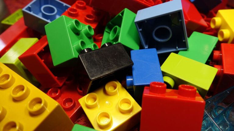Porównanie: Lego vs. inne klocki konstrukcyjne na rynku