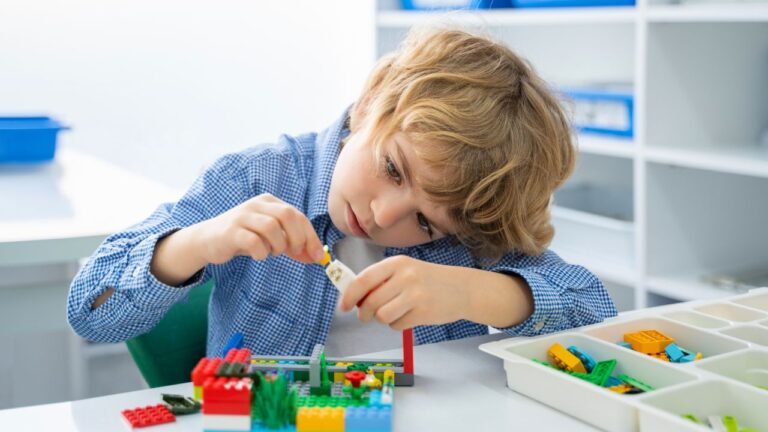 Lego w edukacji: jak klocki wspierają rozwój dzieci