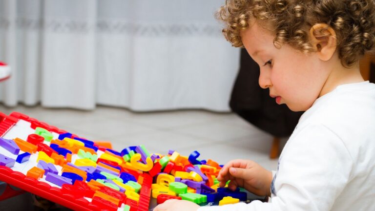 Zabawki zręcznościowe – jak wspierają rozwój manualny i koordynację?