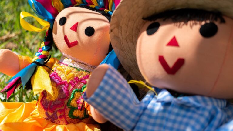 Zabawki historyczne i kulturowe – jak wprowadzać dzieci w świat historii i różnorodności kulturowej?
