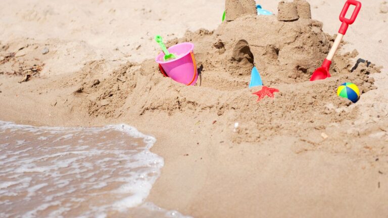 DIY: Jak zrobić domowe zabawki do zabawy w wodzie i na piasku?