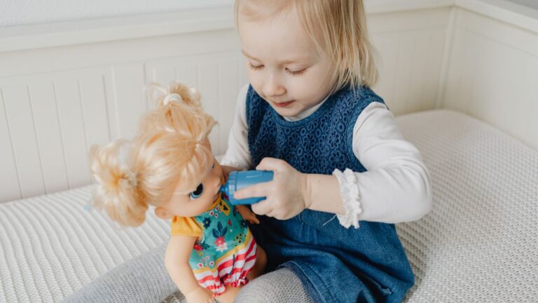 Dlaczego dziecko powinno bawić się lalkami?
