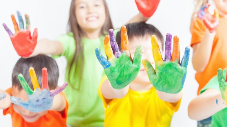 Najlepsze techniki malowania dla dzieci – od palców po pędzle.