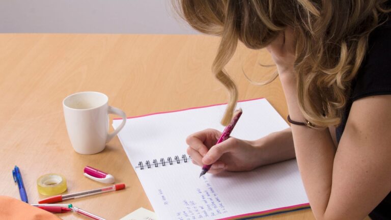 Tworzenie wakacyjnego dziennika z dzieckiem – pomysły na zabawne zadania i aktywności.